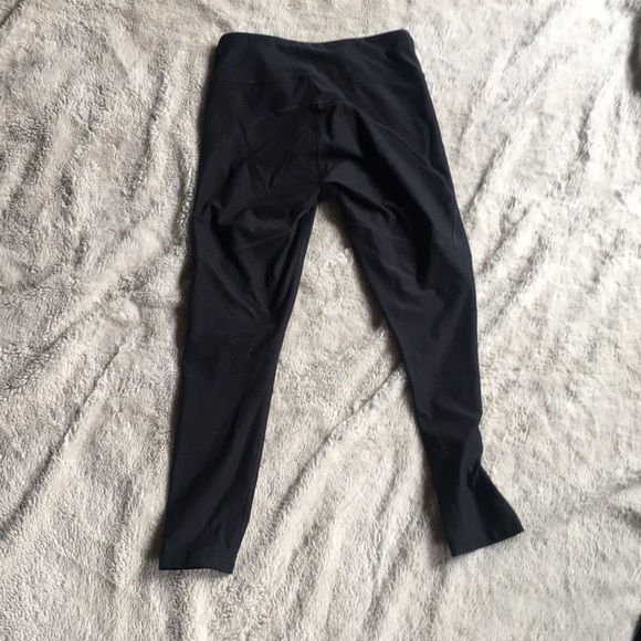 Outdoor Voices 3/4 Compression Leggings - Picture 3 of 4